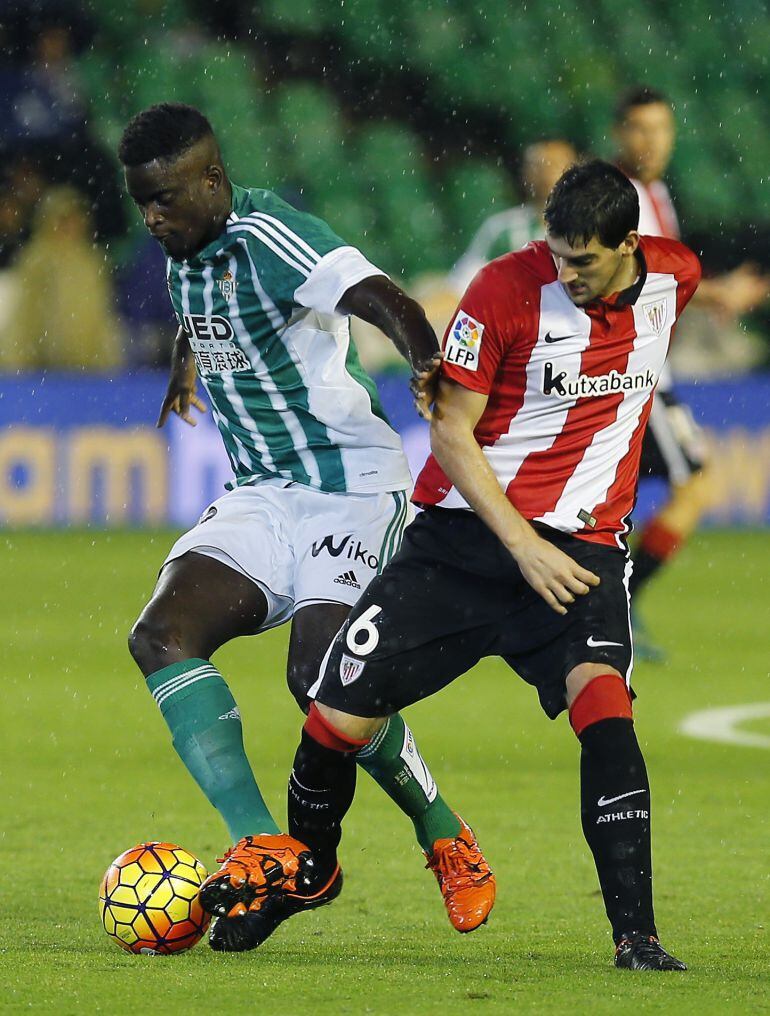 GRA228. SEVILLA, 01/11/2015.- El centrocampista del Athletic de Bilbao Mikel San José (d) lucha el balón con el senegalés Alfred N&#039;Diaye, del Real Betis, durante el partido de la décima jornada de la Liga en Primera División que se juega hoy en el estadio Benito Villamarín, en Sevilla. EFE/José Manuel Vidal