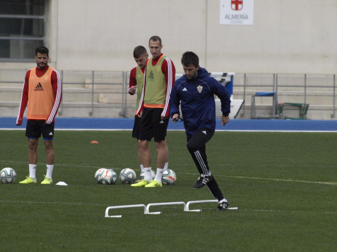 Javi Agenjo dirigiendo el calentamiento del Almería.