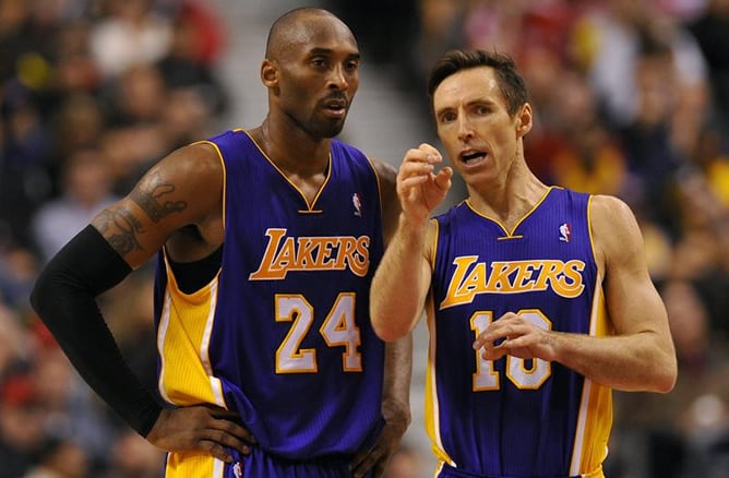 Los jugadores de los Lakers Kobe Bryant (i) y Steve Nash (d) hablan espera durante un receso de las acciones ante los Raptors