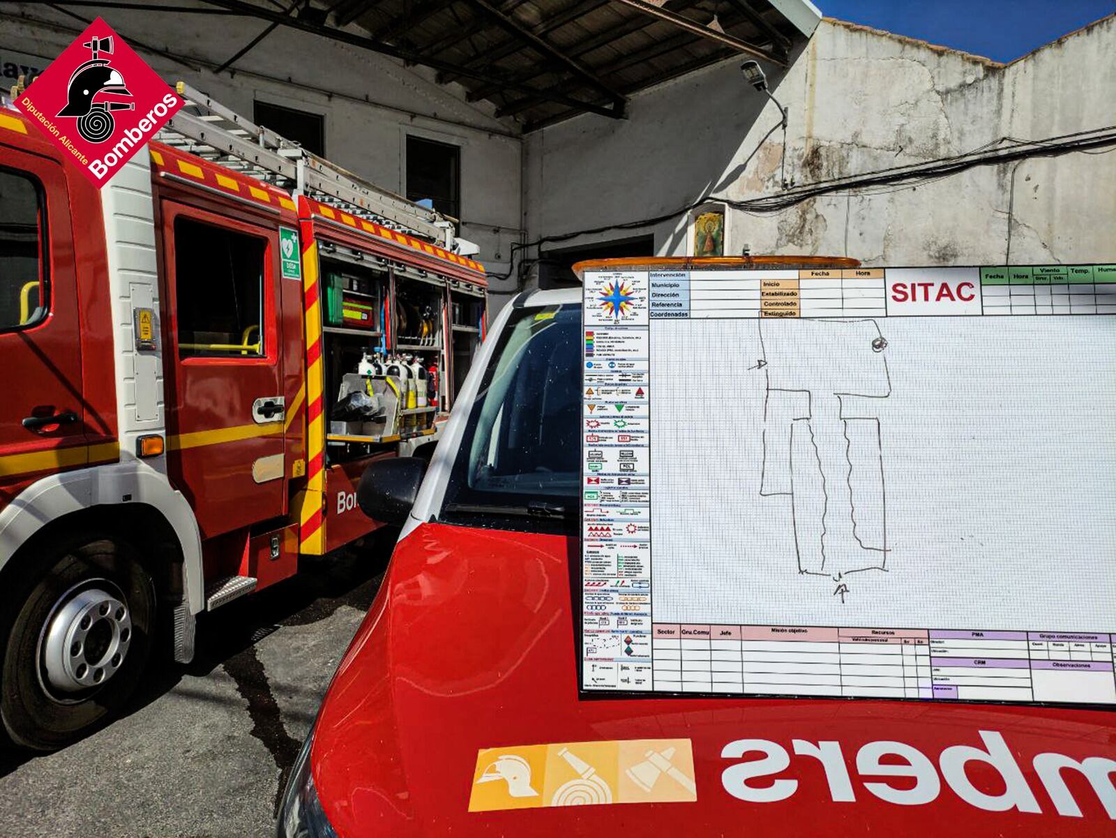 Bomberos de La Montaña en la extinción del incendio industrial en l'Alquería d'Asnar