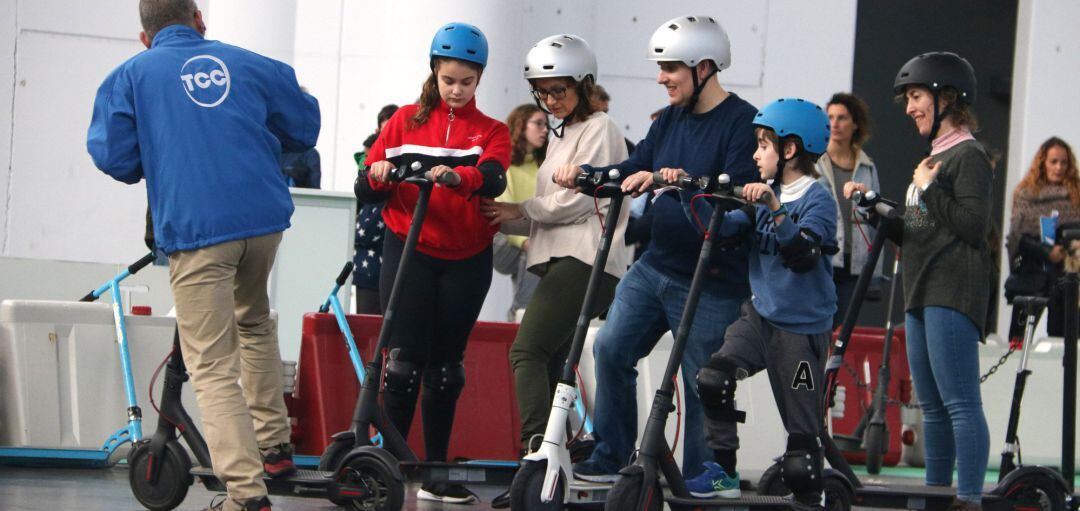 Un monitor enseña a usar un patinete eléctrico