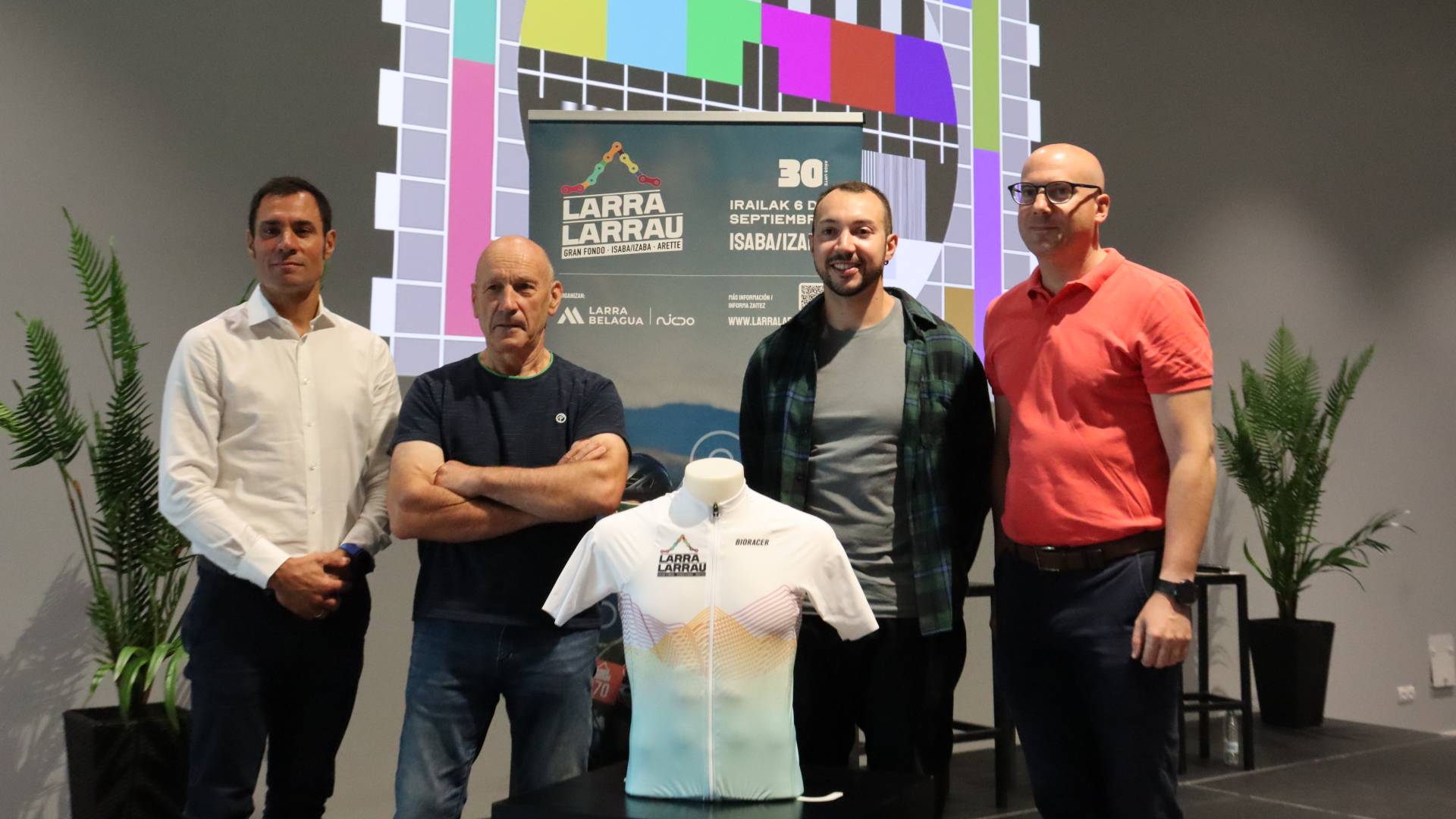 La Larra-Larrau presenta su maillot oficial y las novedades de su 30ª edición