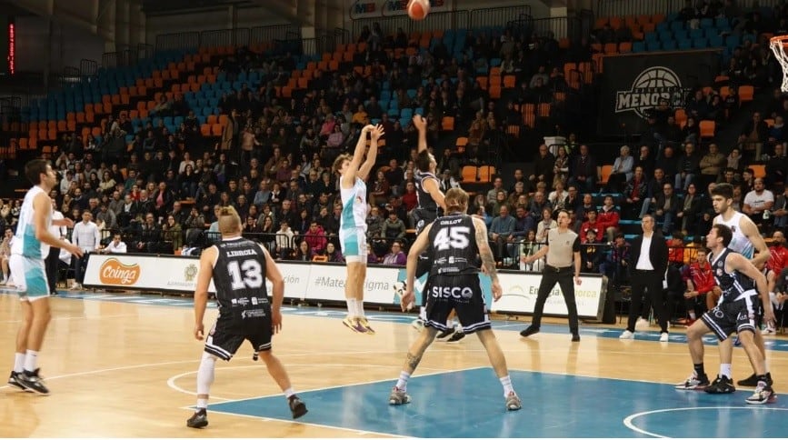 Els jugadors de l'Hestia Menorca van estar impresionats en defensa i superlatius en atac per deixar el Benicarló 27 punts per sota.