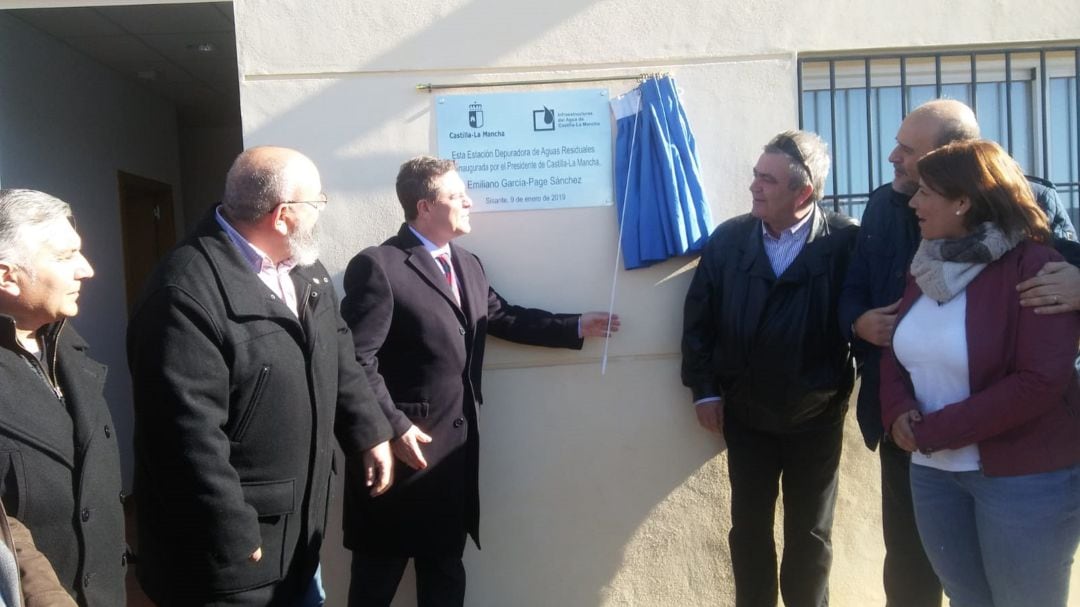 García-Page junto a los alcaldes de Pozoamargo, Sisante y Casas de Benítez durante la inauguración de las depuradoras. 