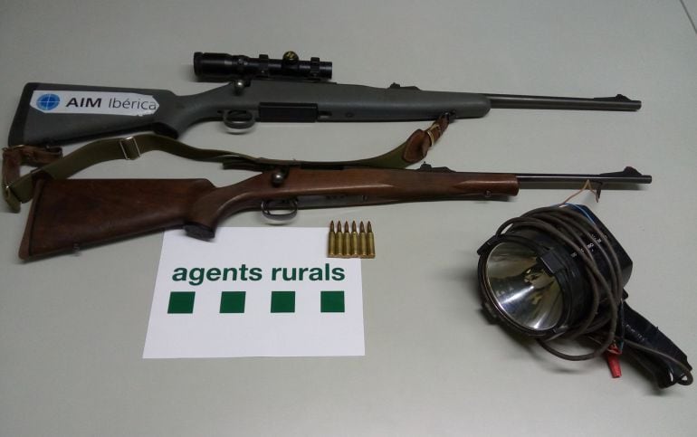 Imatge de l'arma i la munició intervinguda pels Agents Rurals a un caçador a Os de Balaguer. 