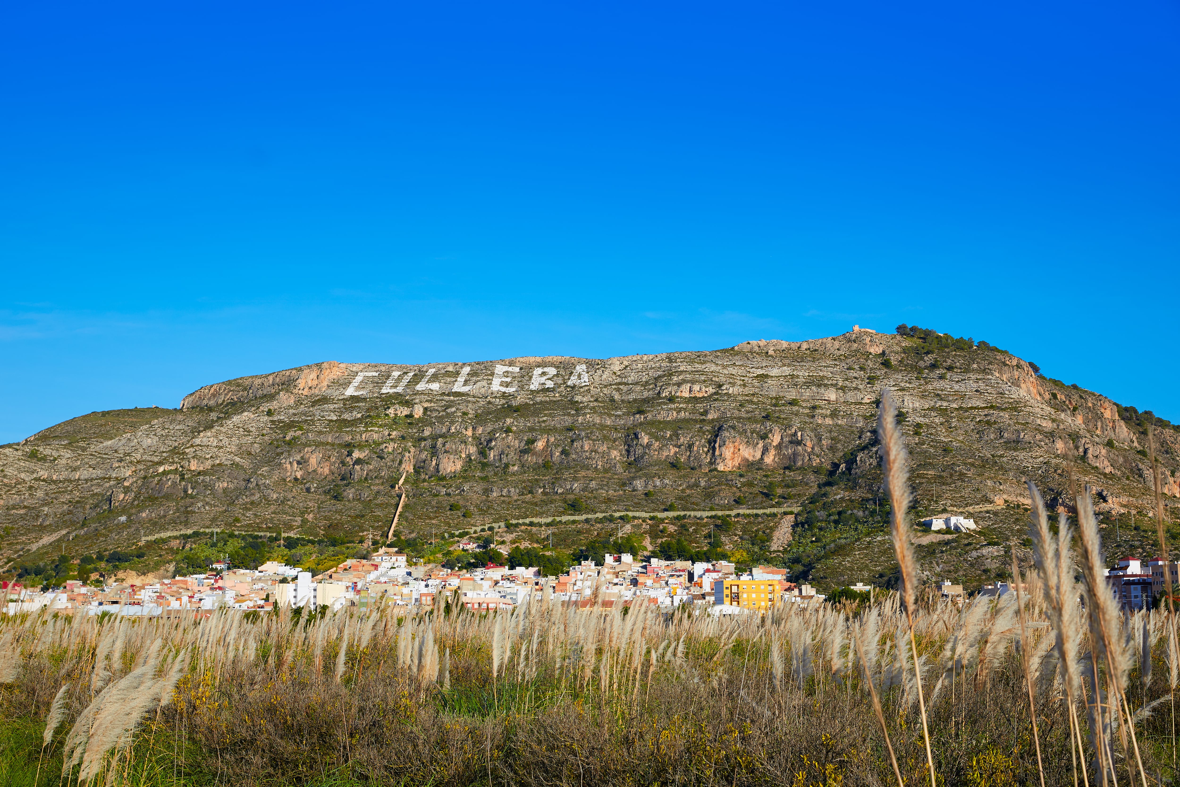 Montaña de Cullera con las letras de la ciudad escritas en blanco.