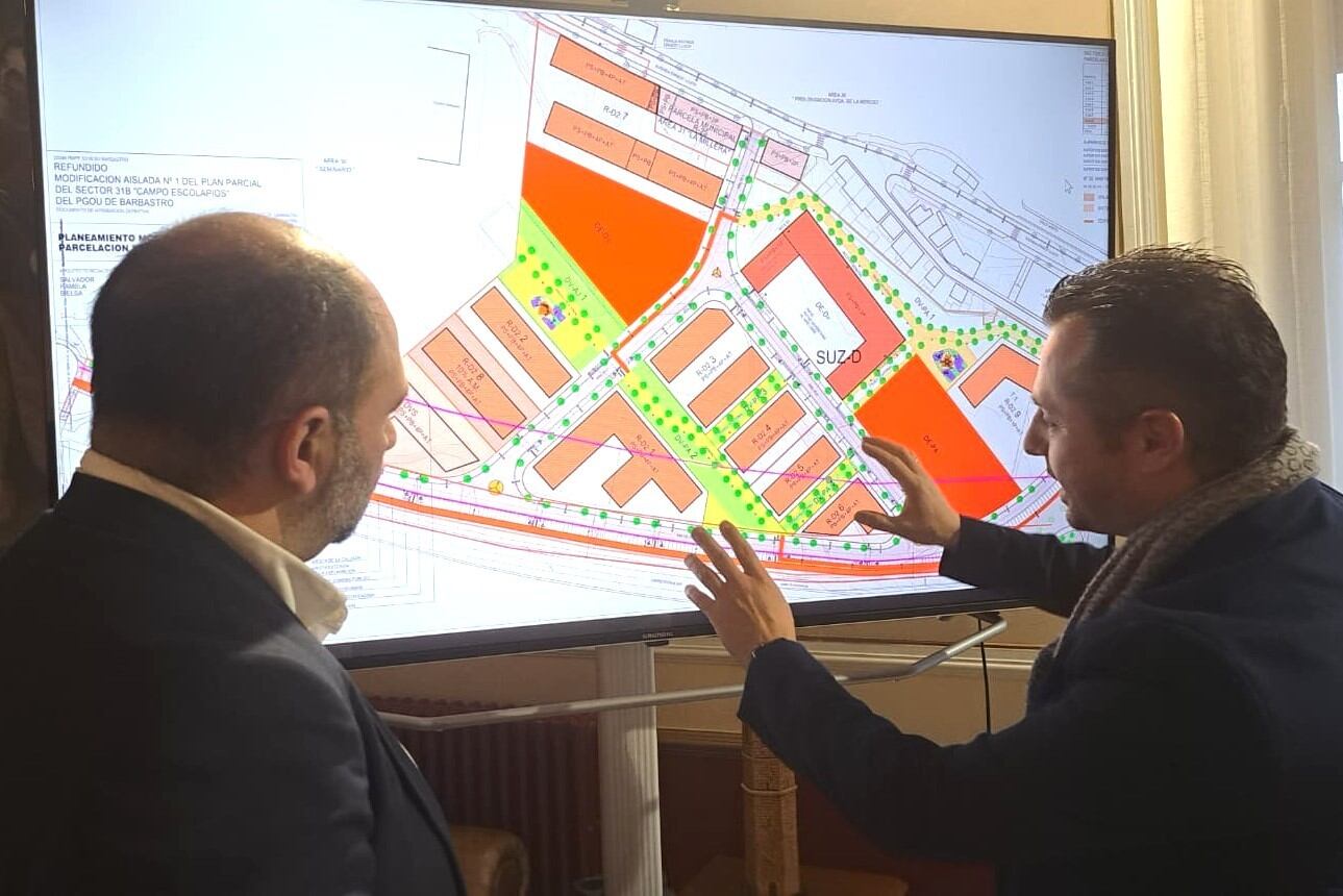 Fernando Torres y Lorenzo Borruel examinan el proyecto Campo Escolapios