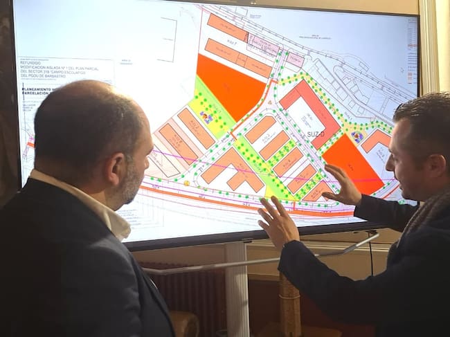 Fernando Torres y Lorenzo Borruel examinan el proyecto Campo Escolapios