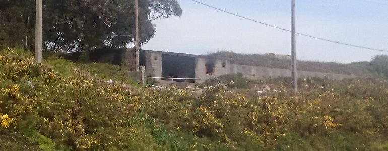 Nave incendiada en O Portiño