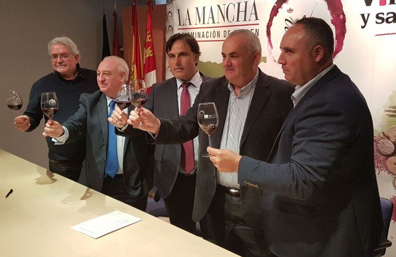 Carlos David Bonilla (centro) es el nuevo Presidente del CRDO La Mancha