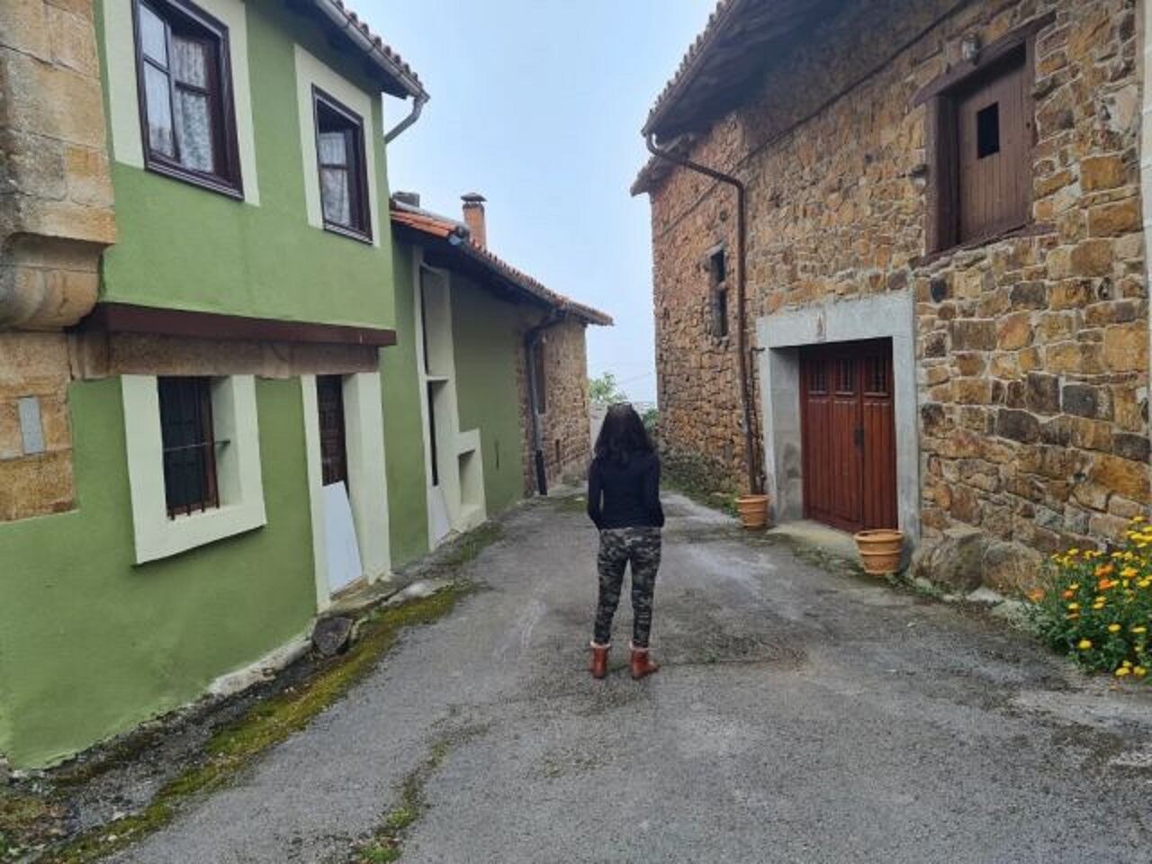 Una mujer en un pueblo de Cantabria.