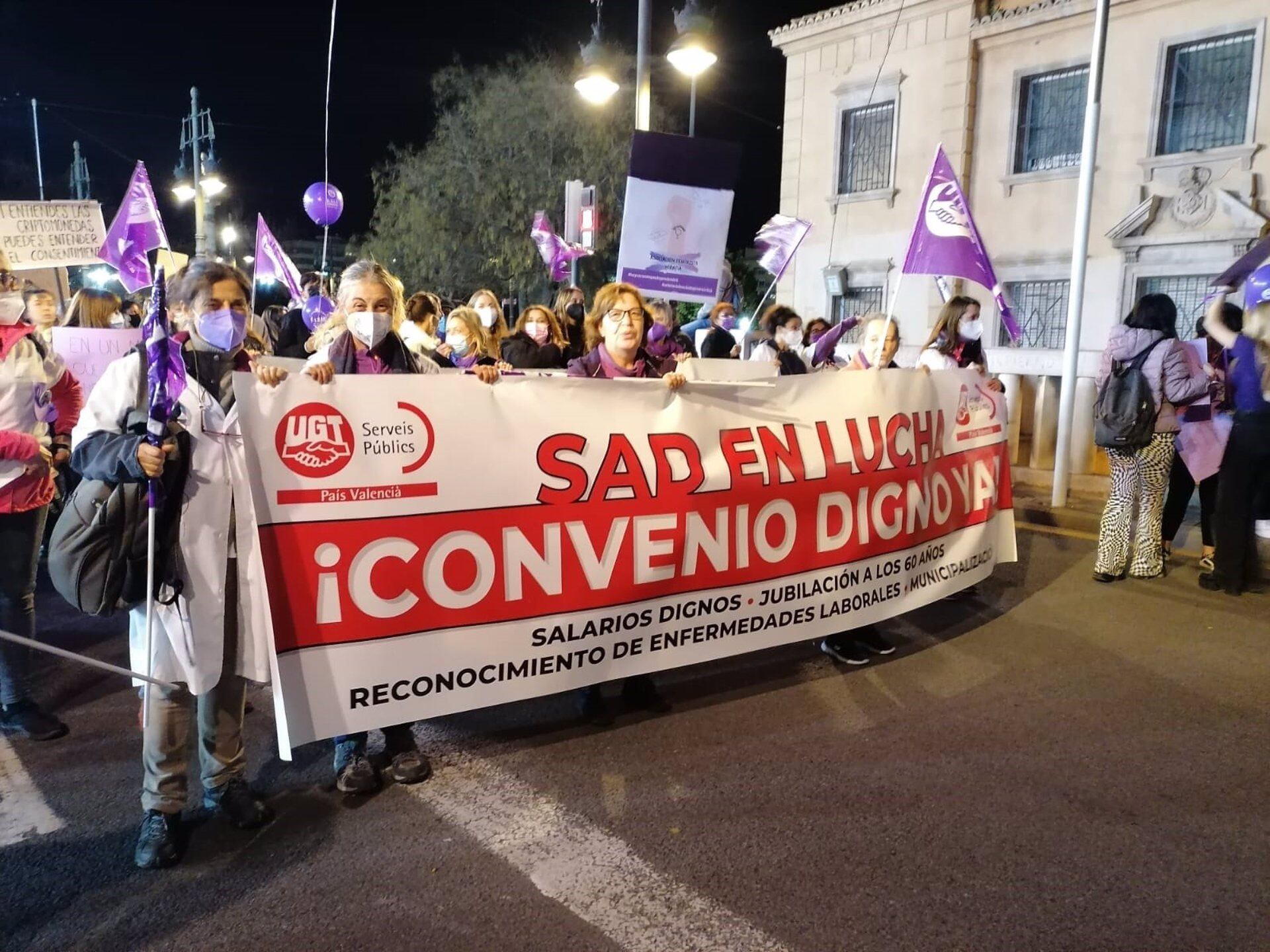 Protesta de las trabajadoras del Servicio de Ayuda al Domicilio (SAD) durante el Día Internacional de la Mujer, en València.