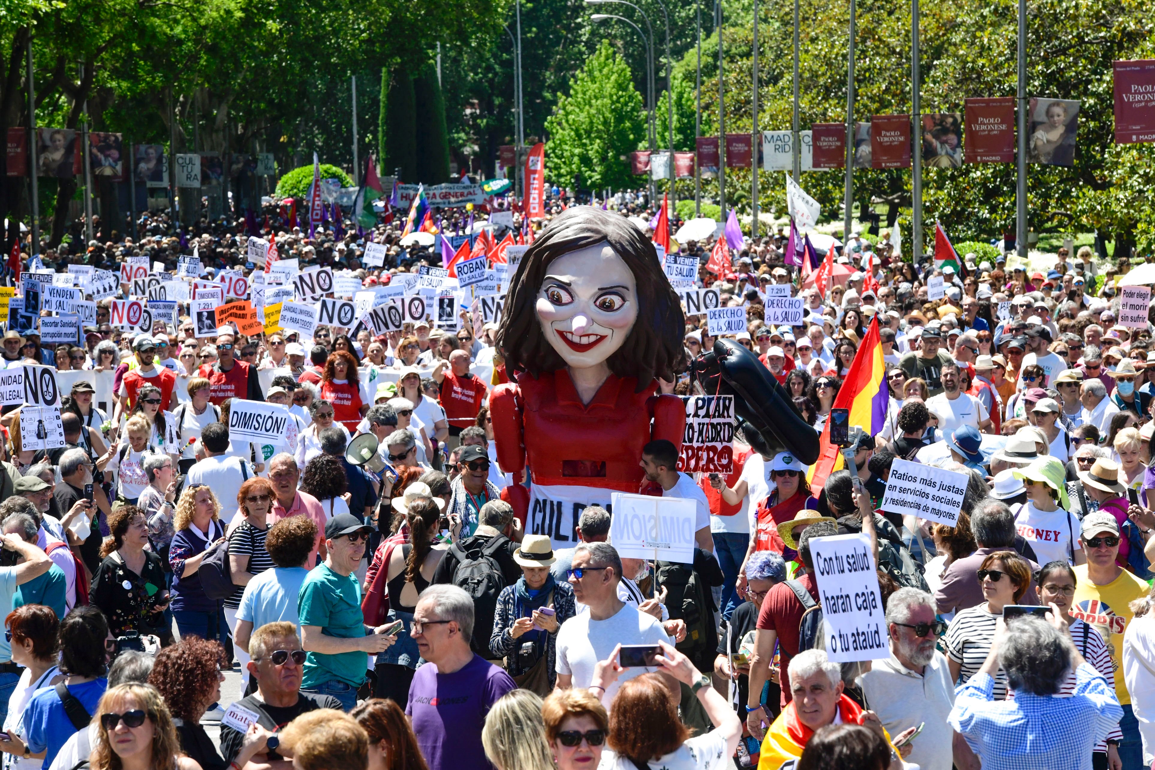 Manifestación que el colectivo Vecinas y Vecinos de los Barrios y Pueblos de Madrid ha convocado este domingo bajo el lema 'Salvemos nuestra sanidad pública', para defender una sanidad 100% pública y para protestar contra los recortes. EFE/ Victor Lerena