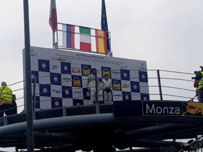 Fidel Castillo en el podium de Monza