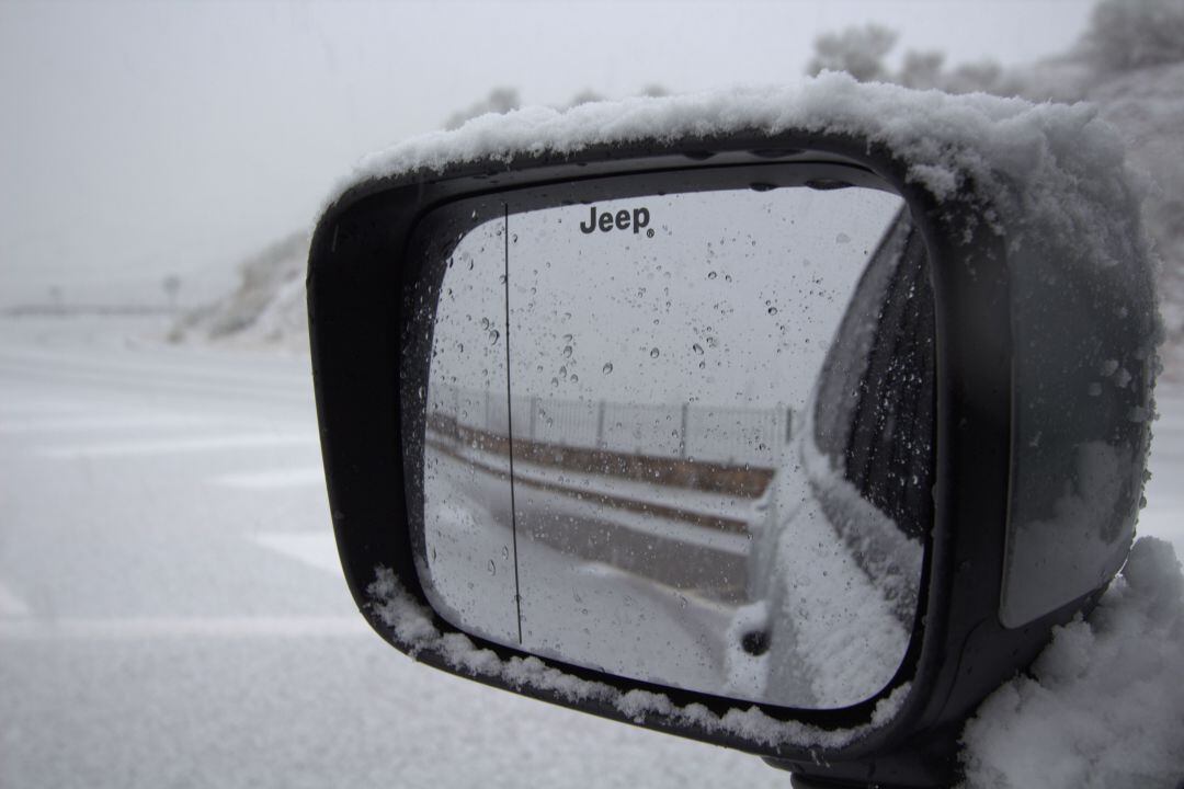 La nieve se acumula de forma significativa en las inmediaciones del acceso a la Estación de Esquí de Alto Campoo.