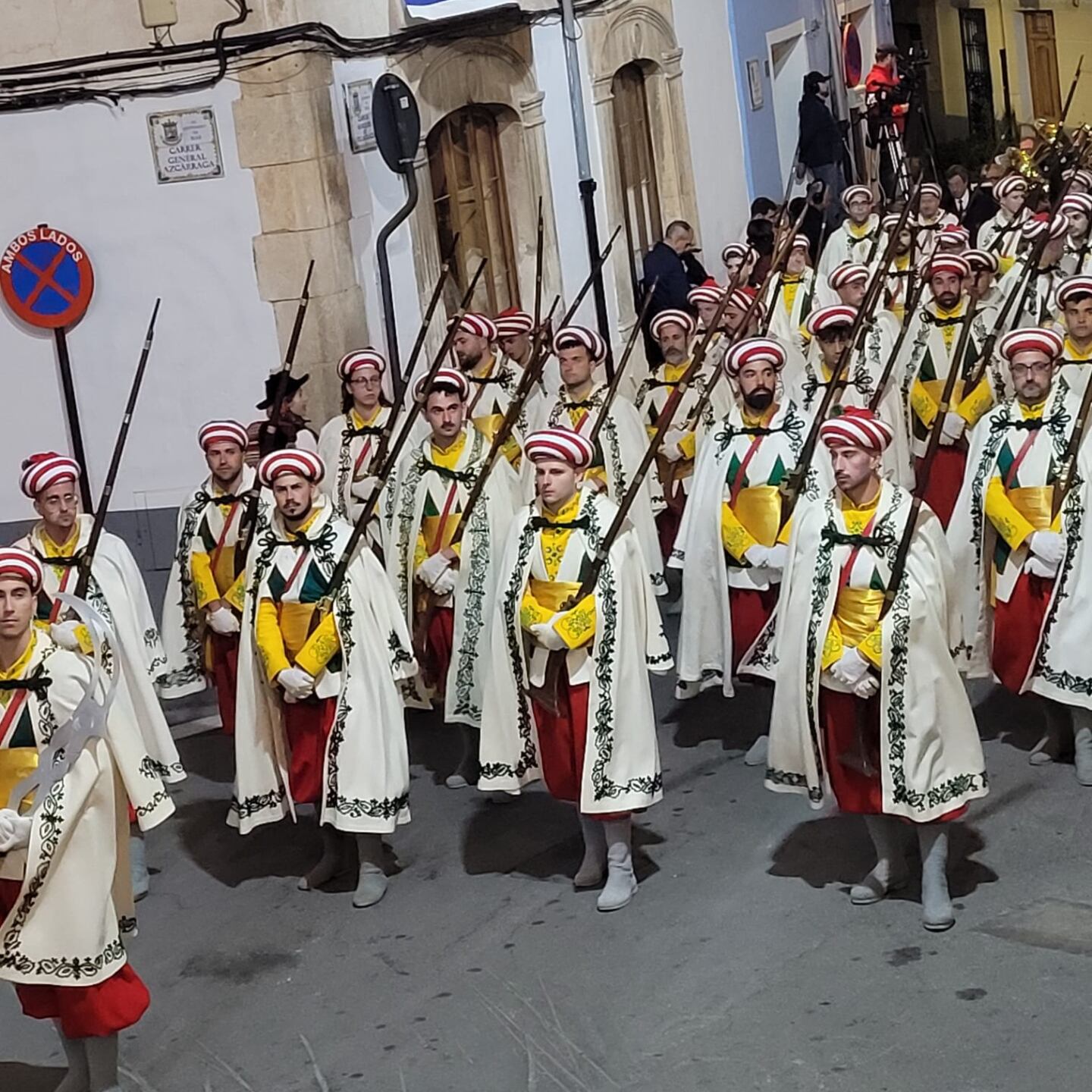 Moros Vells en la procesión del día 12