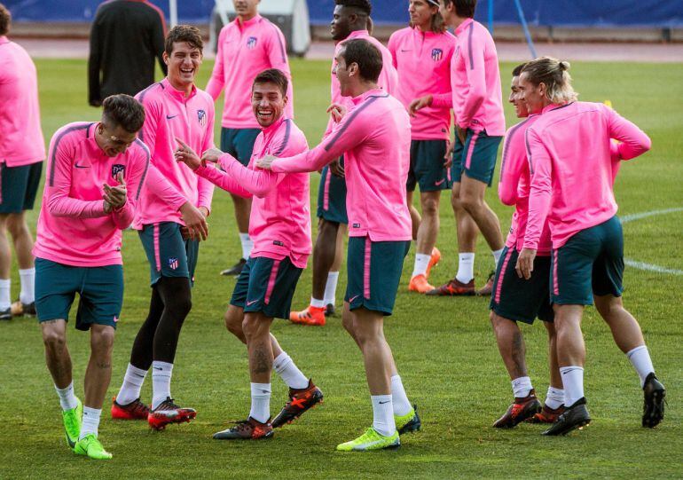 Los jugadores del Atlético de Madrid, sonrientes, en el entrenamiento previo al partido de Champions contra el Qarabag