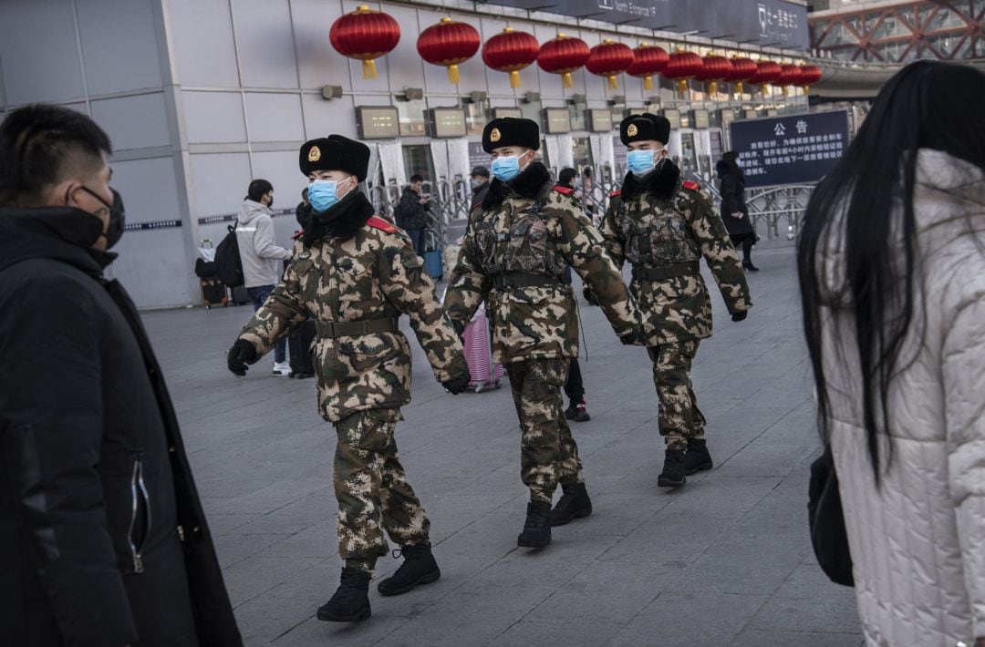 Policías en la ciudad de Beijing