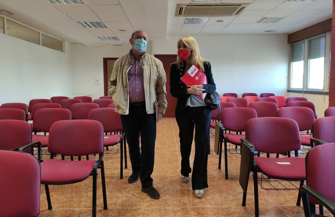 Carmen Castilla de UGT Andalucía camina junto a Manuel Salazar de UGT Jaén momentos antes de atender a los medios de comunicación