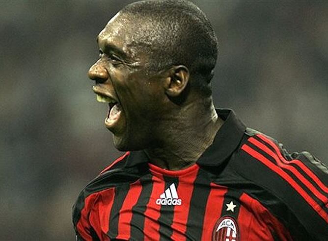 Seedorf celebra un gol con el Milan