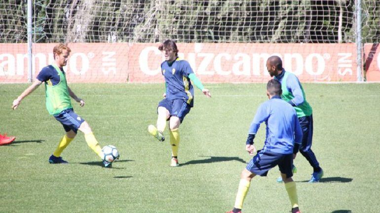 Álex Fernández junto a dos de sus posibles sustitutos, Eugeni y Abdullah