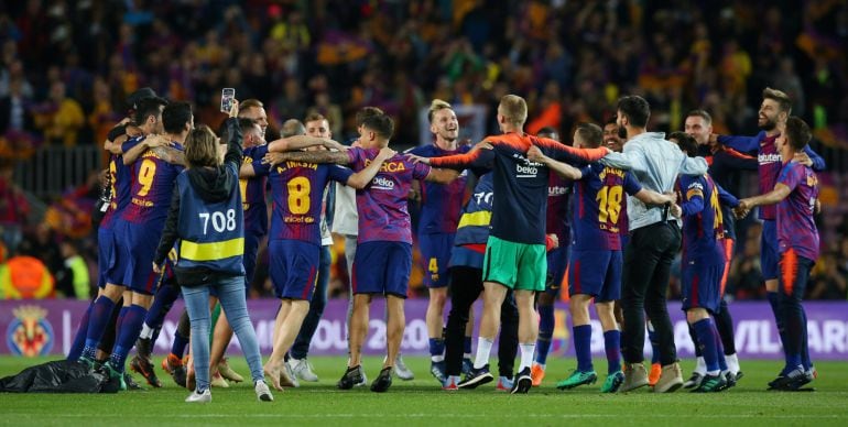 Los jugadores celebran el doblete. 