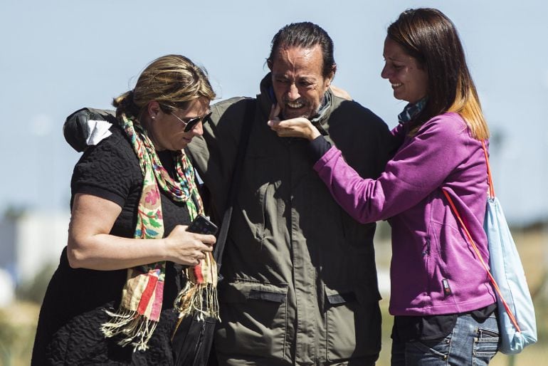 El exalcalde de Marbella Julián Muñoz se abraza a sus hijas, Eloisa y Elia , a la salida de la prisión provincial de Alhaurín de la Torre 