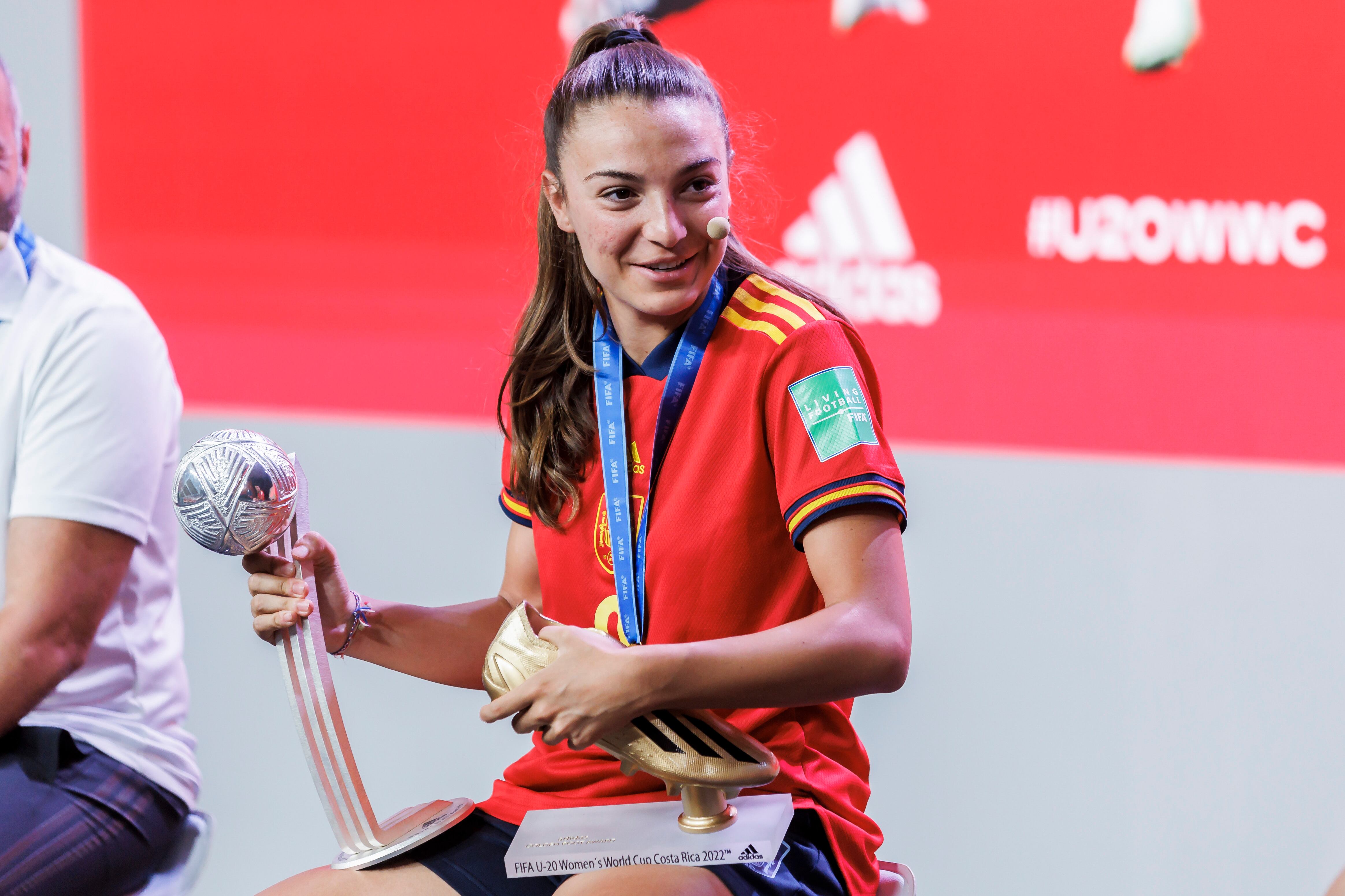 LAS ROZAS (CA MADRID), 30/08/2022.- La delantera de la selección española femenina de fútbo Sub-20, Inma Gabarro, durante el homenaje que la Real Federación Española de Fútbol les ha rendido al combinado nacional, recientemente coronada como campeona de la Copa del Mundo de la FIFA en Costa Rica, este martes en la Ciudad del Fútbol de las Rozas, en Madrid. EFE/Rodrigo Jimé?nez
