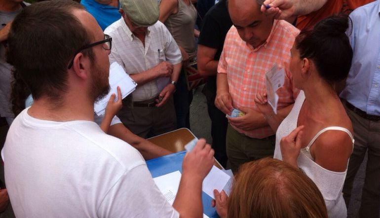 Un momento de la votación en la asamblea de Ganemos