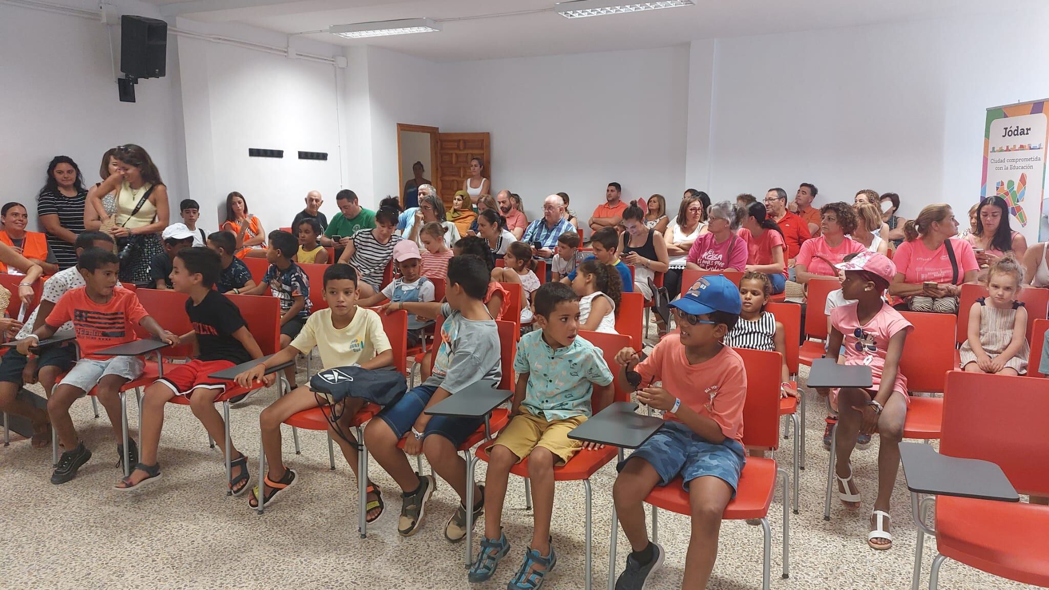 Niños y niñas saharauis en primer plano, en el acto de bienvenida en Jódar