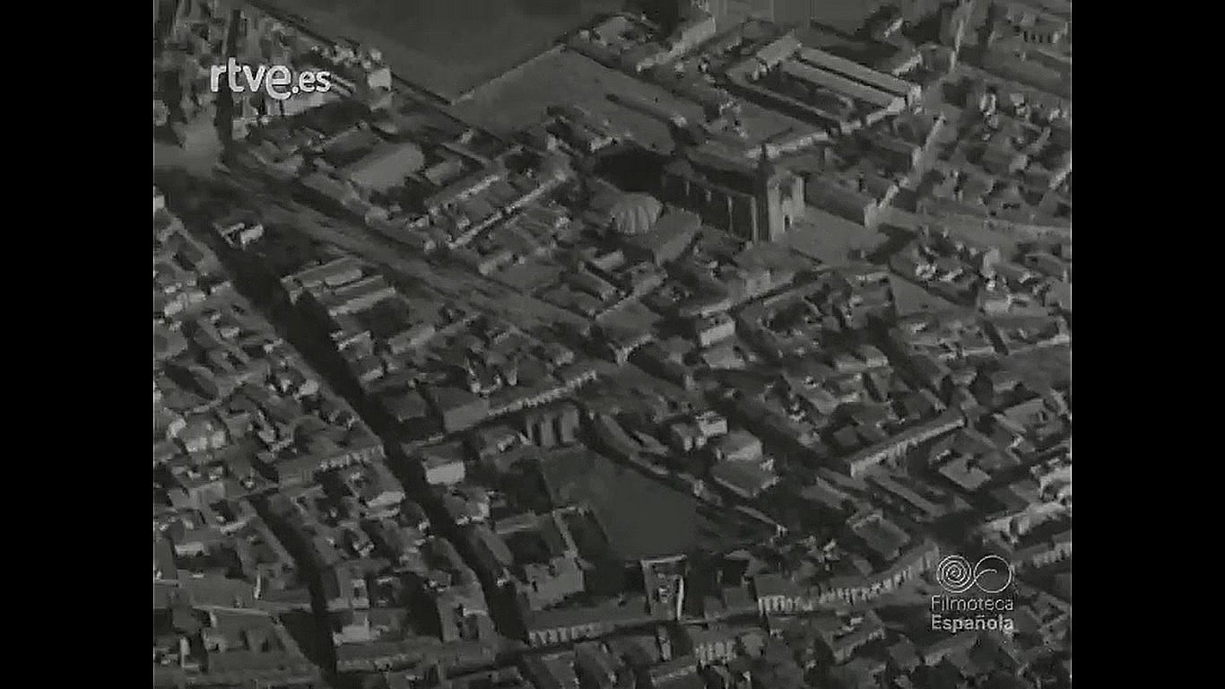 Imagen aérea de Getafe aparecida en el NoDo en la que se distingue, en primer término, la calle Madrid y el Hospitalillo de San José, luego el trazado de las actuales calle Jardines y Hospital y la Iglesia (hoy catedral) de Santa María Magdalena.