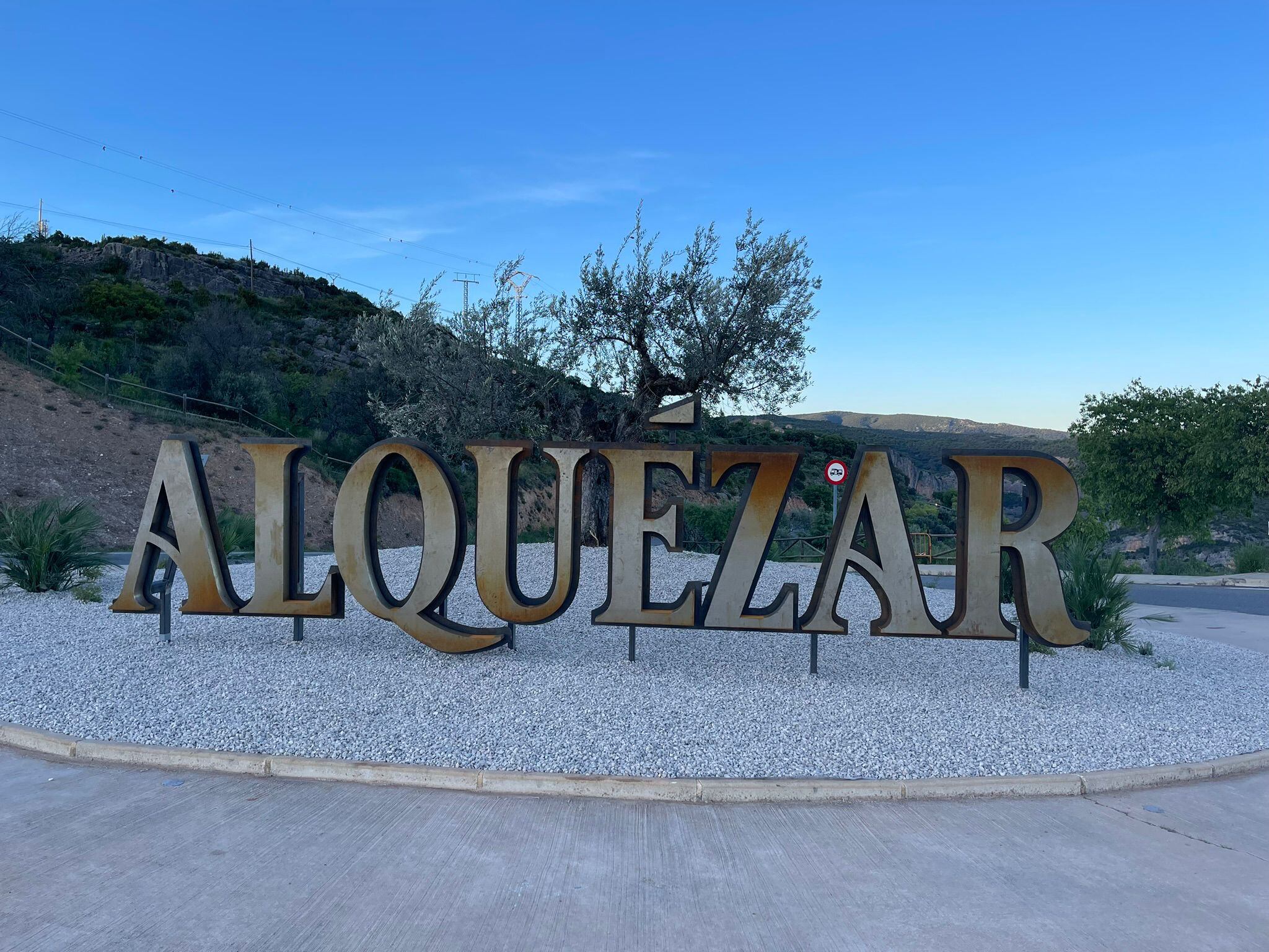 La empresa barbastrense Letra Corpórea ha diseñado la rotulación. Foto: Ayuntamiento de Alquézar