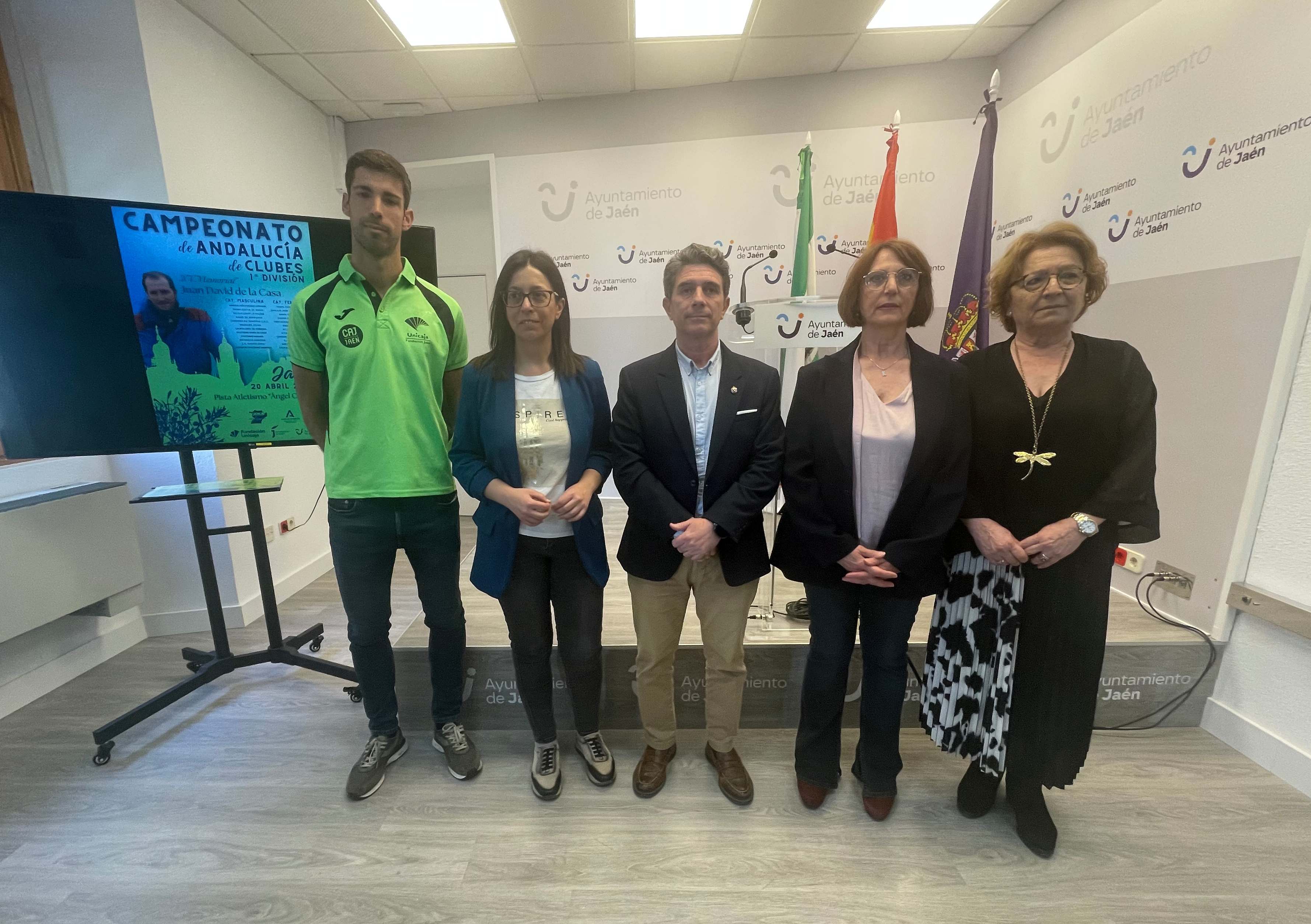 Carlos Rojas, campeón de España de salto de altura; África Colomo, diputada de Cultura y Deportes; José María Álvarez, concejal de Deportes del Ayuntamiento de Jaén; Encarnación Vallejo, presidenta del Unicaja Jaén Paraíso Interior y la presidenta de la Fundación Unicaja, Carmen Espín, durante la presentación del Campeonato de Andalucía de clubes de Primera División – XV MemorialJuan David de la Casa.