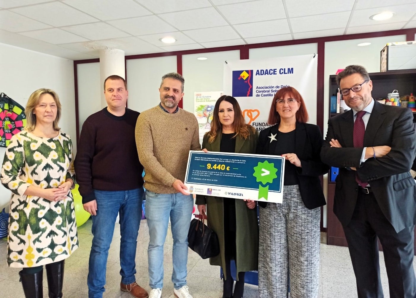 Entrega del cheque a ADACE