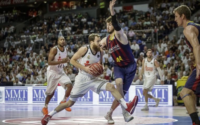 Sergio Rodríguez es defendido por Ante Tomic, durante la final de la Liga Endesa.
