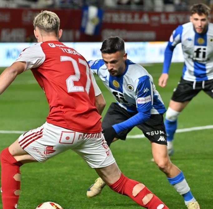 Javi Moreno presiona a Toral, en el Enrique Roca