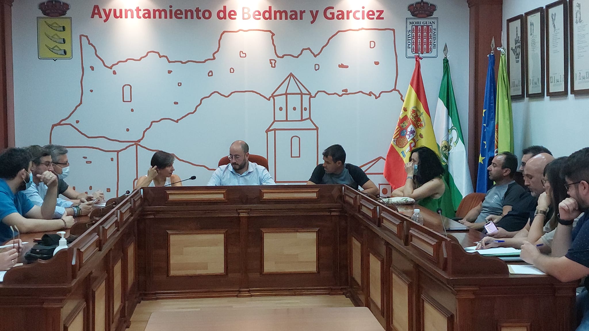 En el centro delegada de Agricultura, Soledad Aranda, y alcalde de Bedmar y Garcíez, Pablo Ruiz