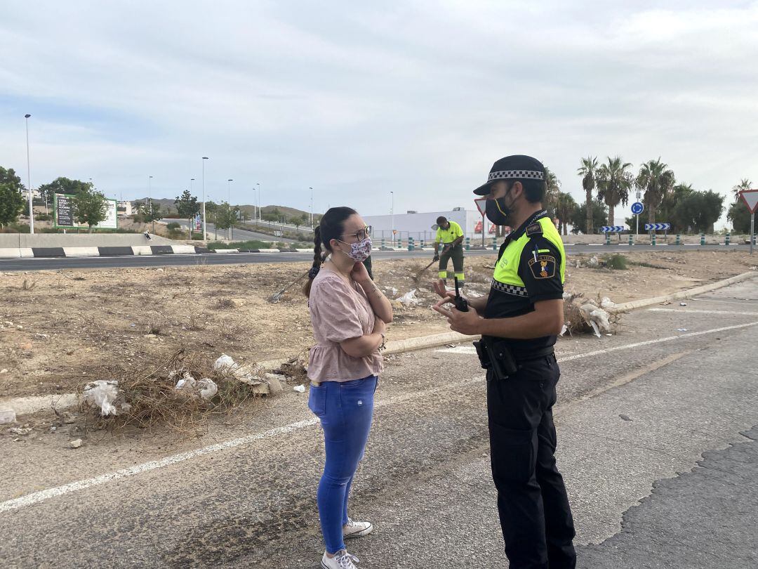 Tasques de Neteja del Poligón supervisades per la regidora y la Policia Local