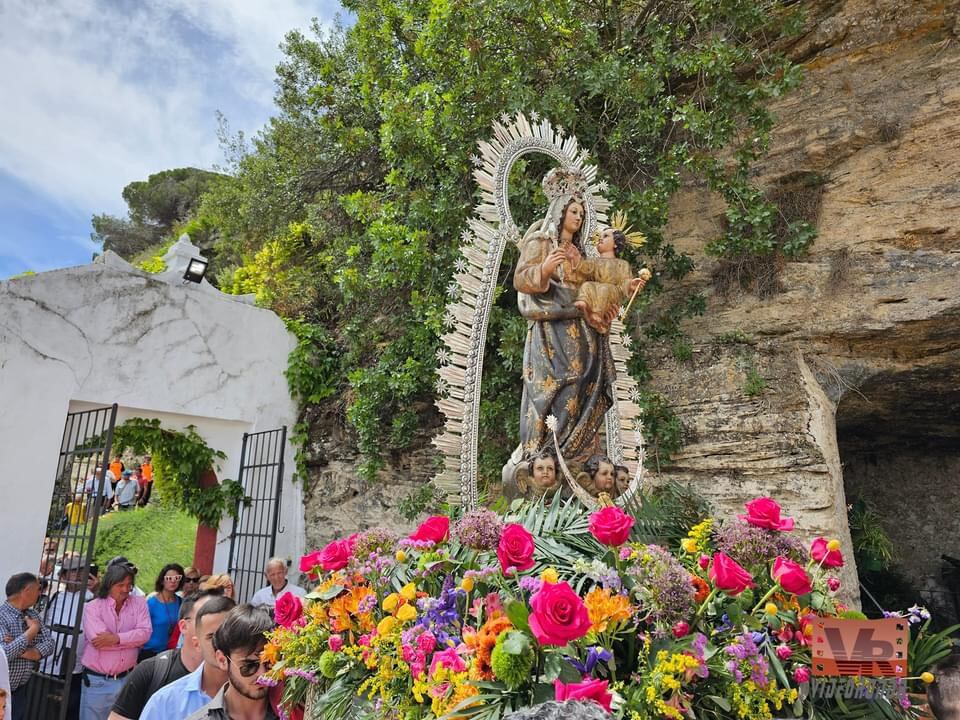 La Virgen de la Cabeza llegando a su ermita rupestre donde permanecerá durante todo el verano