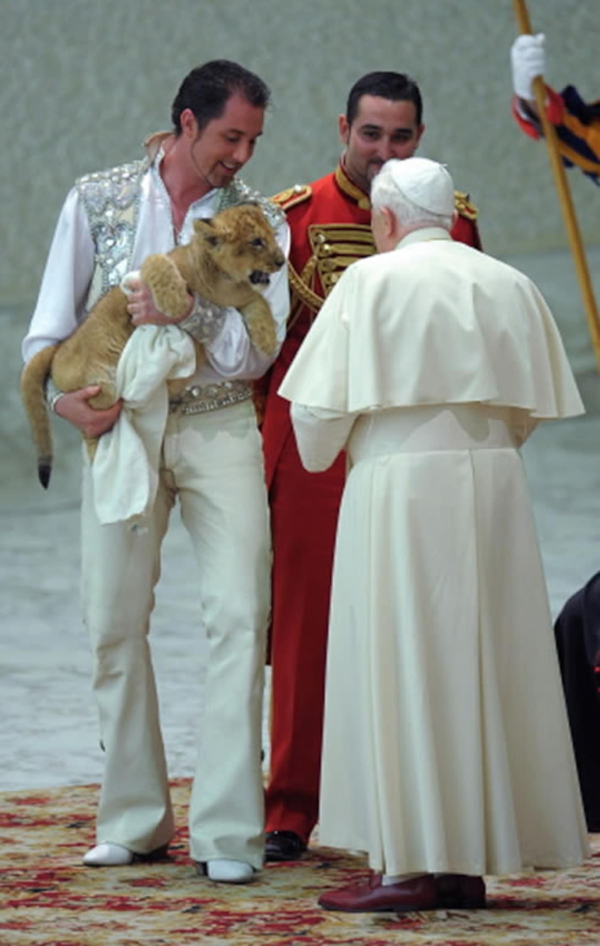 Una vez finalizada la intervención de los acróbatas, el Papa se ha levantado para acariciar un cachorro de león que portaba en brazos uno de los domadores del circo.