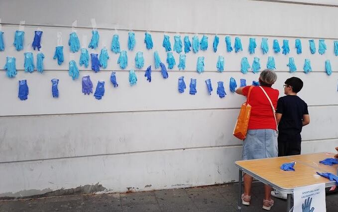 Los vecinos han llenado de guantes de látex las paredes del centro de salud El Restón de Valdemoro