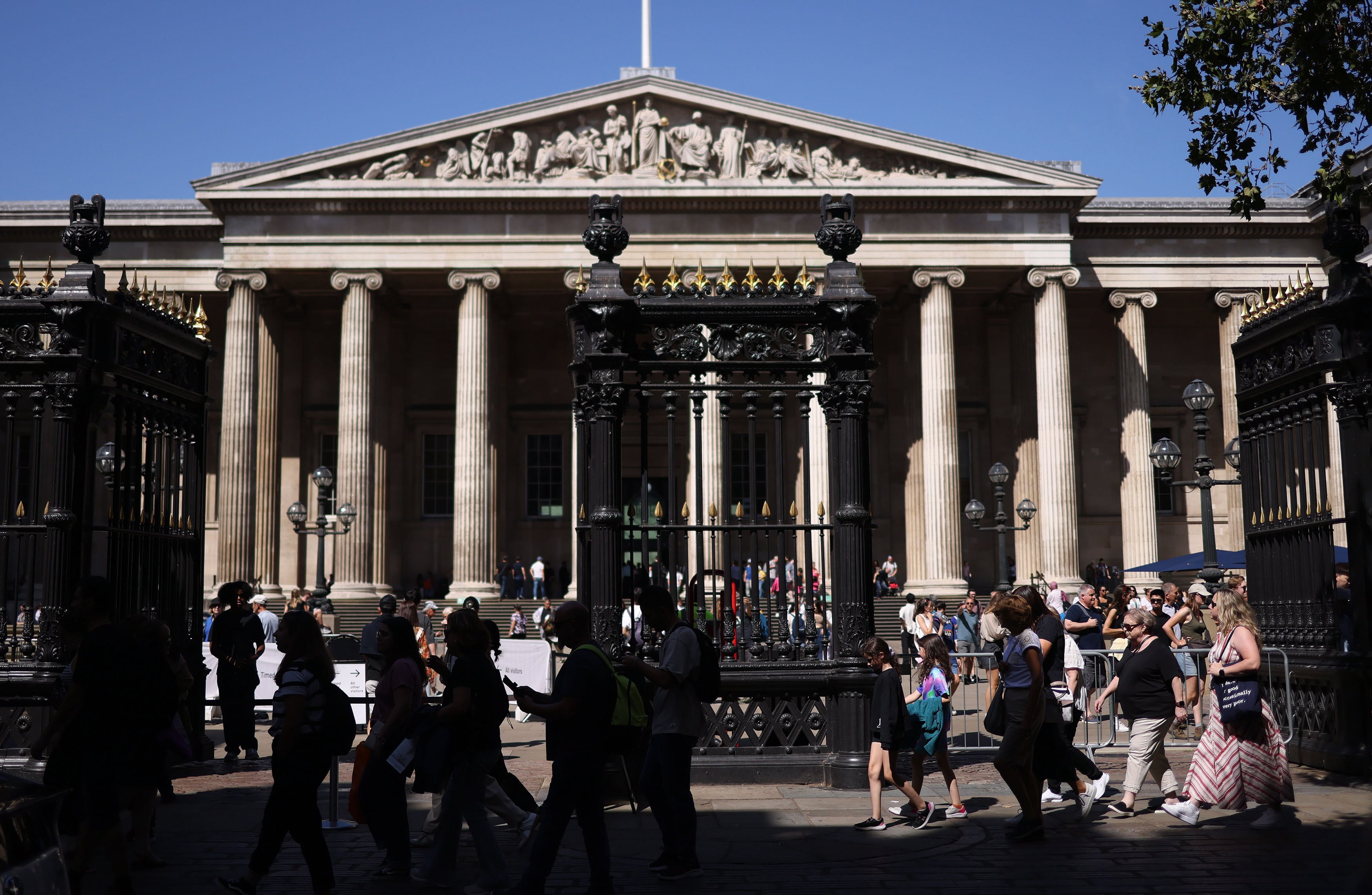 El Museo británico, cuya fachada principal muestra esta imagen, es uno de los más visitados del mundo. Archivo.