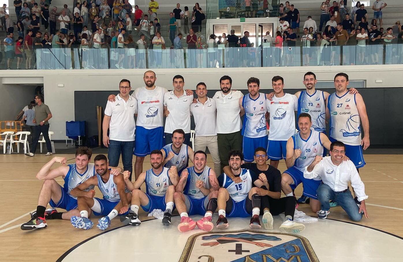 Els jugadors de l'Eset Ontinet celebren l'última victòria davant Petraher