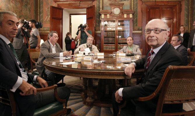 El ministro de Hacienda Cristóbal Montoro durante la reunión que ha mantenido este martes con los líderes de los sindicatos para tratar la inminente aprobación de la reforma fiscal del Gobierno