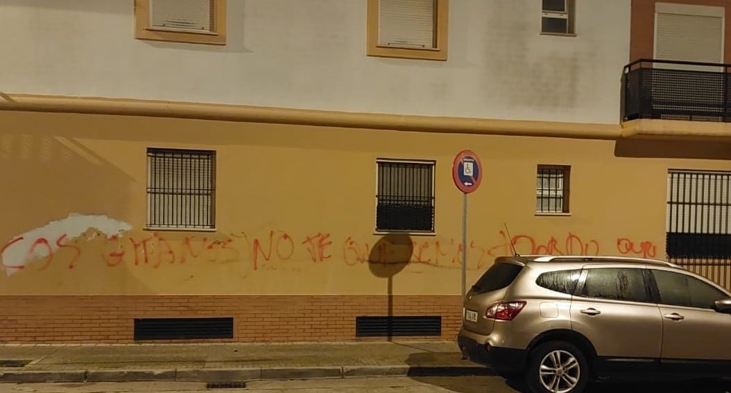 Una de las pintadas que aparecen en la fachada del edificio