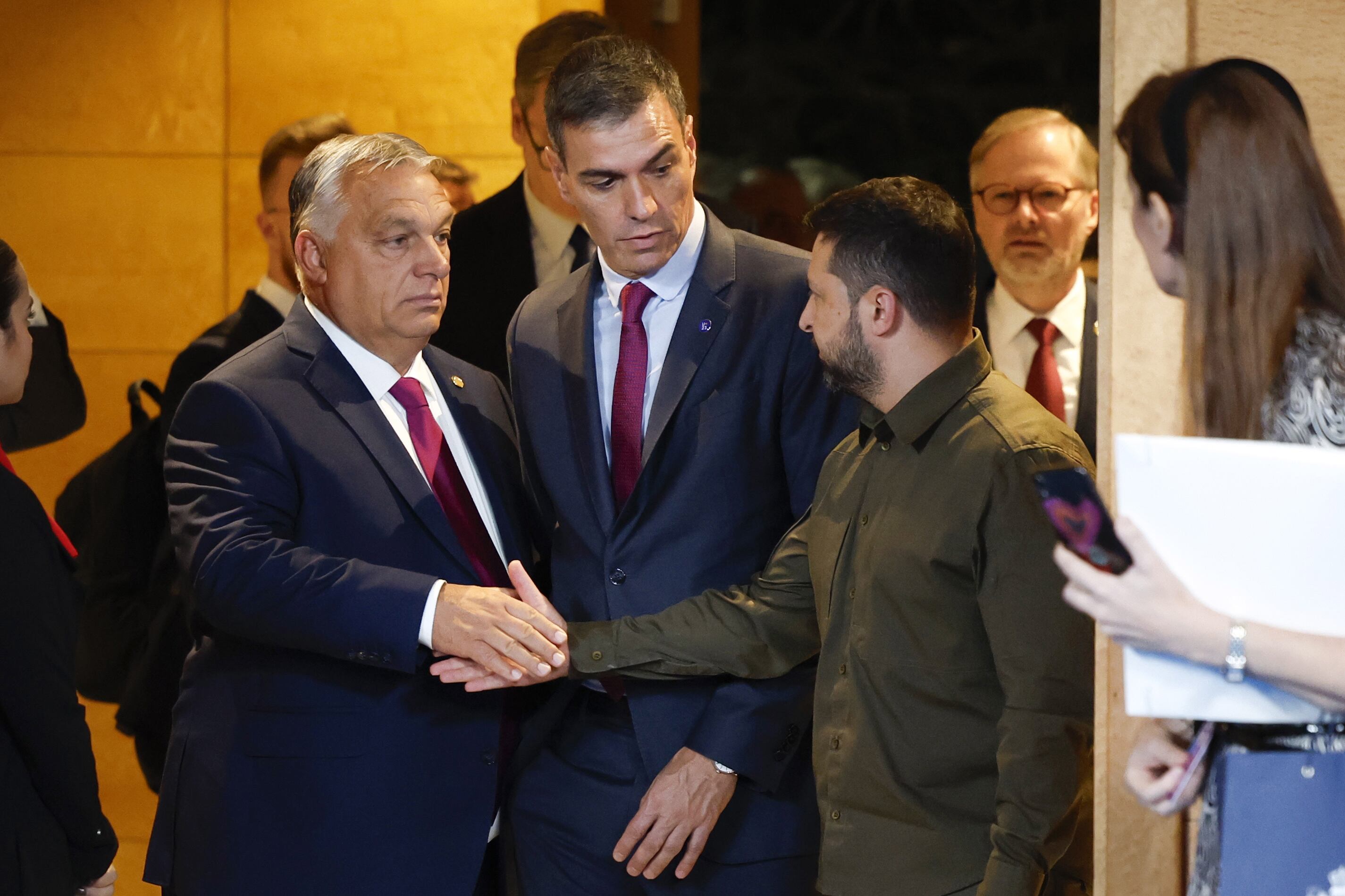 Viktor Orban saluda a Volodímir Zelenski en Granada en presencia de Pedro Sánchez