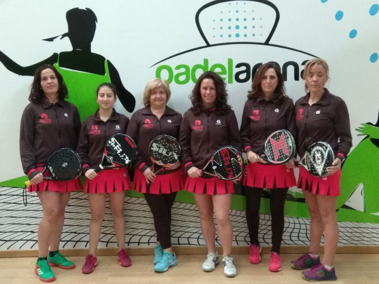 El equipo femenino de pádel de Medina del Campo compite en la liga autonómica