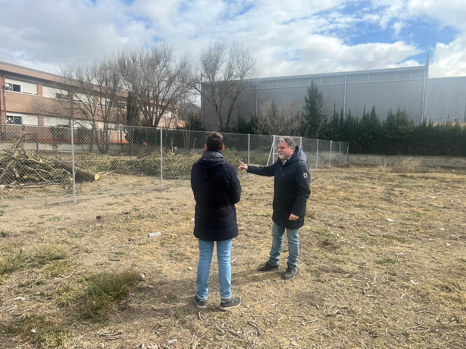 Fulgencio Cerdán en los terrenos donde podría ir el nuevo edificio