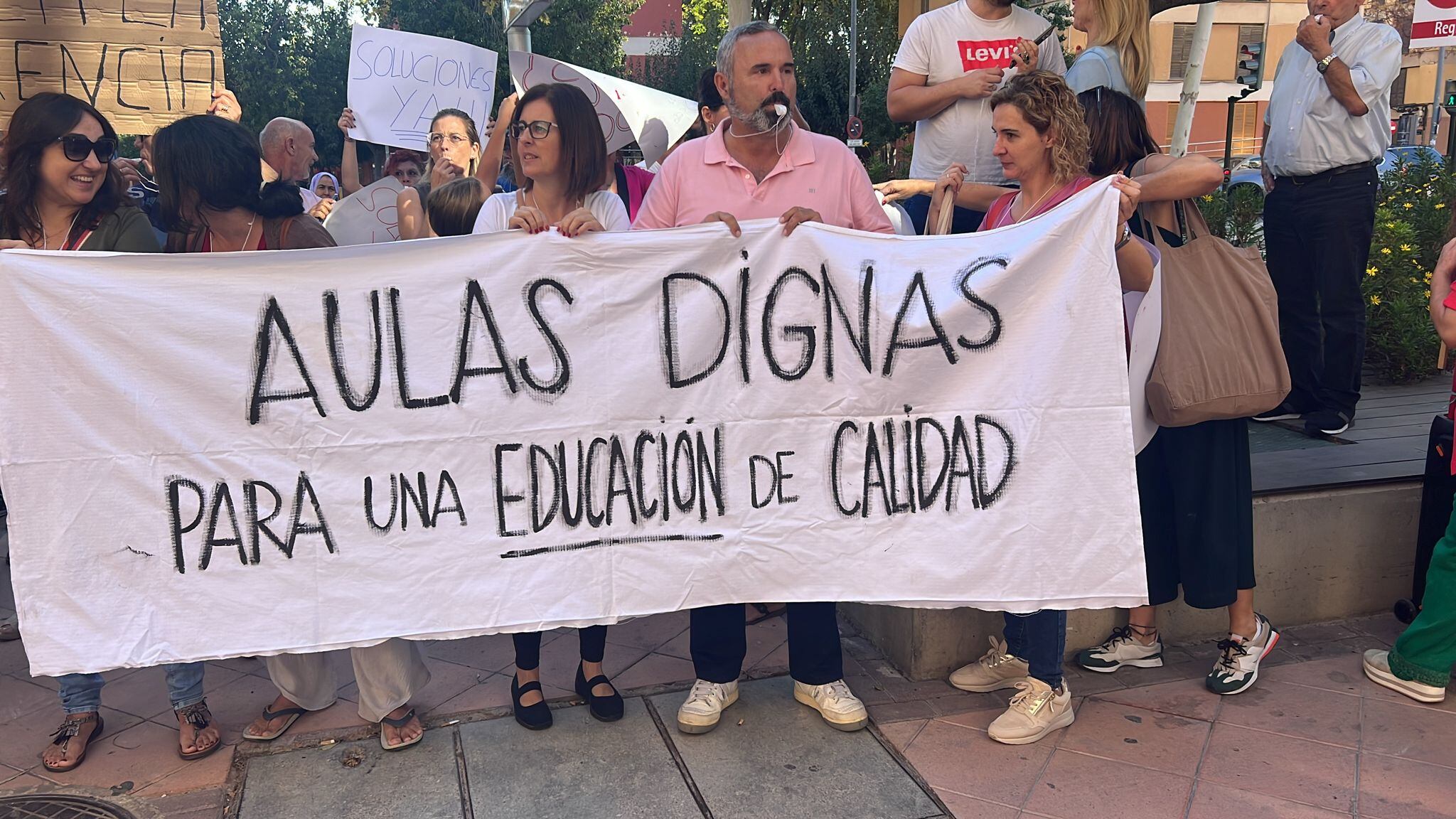 &quot;Los AMPAS ya no callan, los AMPAS, ya actúan&quot; es el nuevo eslogan de las reivindicaciones de estos padres que se han desplazo este viernes a Murcia para concentrarse frente a la consejería de Educación