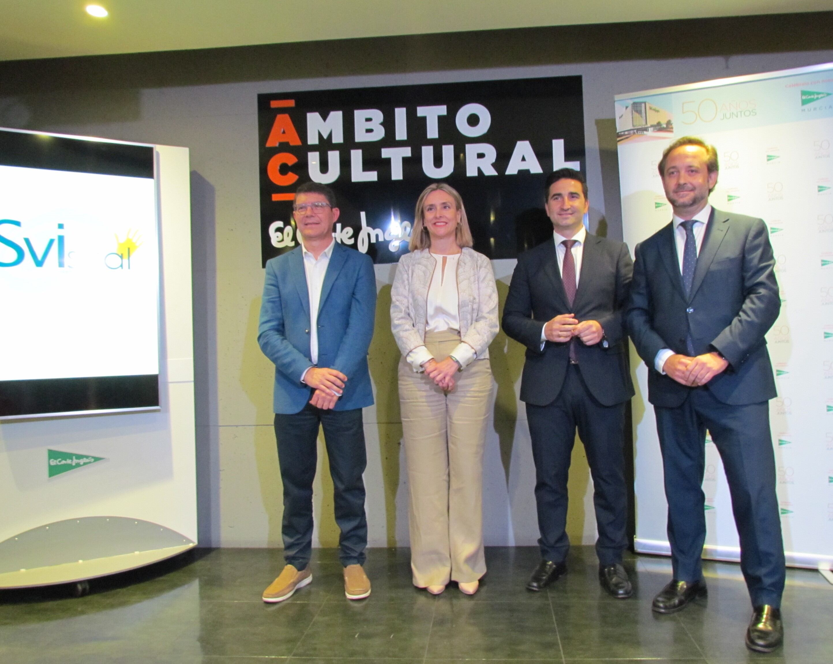 Presentación del nuevo servicio, con la presencia de la consejera en funciones de Política Social, Familias e Igualdad, Conchita Ruiz Caballero, el presidente de la Federación de Sordos de la Región de Murcia, Francisco Pérez, el responsable de Comunicación de El Corte Inglés de Murcia, Santiago Sánchez, y del director de El Corte Inglés de Murcia, Hugo Lorente